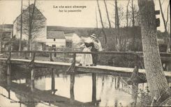 CPA Folklore La vie aux champs Sur la passerelle