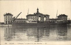 VINTAGE POSTCARD Boat Calais Steamer the Express train with the Maritime station platform