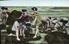 CPA Maillot de Bain Folklore Femme La peche aux crabes