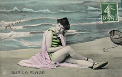 CPA Maillot de Bain Folklore Femme Sur la plage