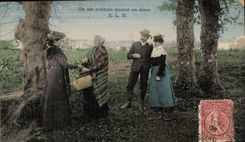 CPA Folklore On est credule quand on on aime 