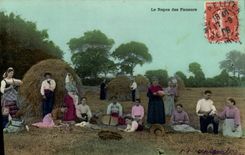 CPA Folklore Le repos des faneurs 