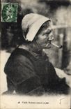 CPA Folklore Tabac Vieille femme fumant sa pipe 