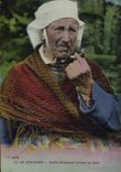 CPA Folklore Tabac Vieille bretonne fumant sa pipe