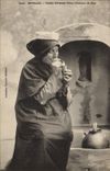 CPA Folklore Tabac Morlaix Vieille porteuse d'eau allumant sa pipe