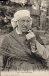 CPA Folklore Tabac Une bonne pipe Femme
