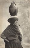 CPA Folklore Tabac Morlaix Vieille porteuse d'eau allumant sa pipe