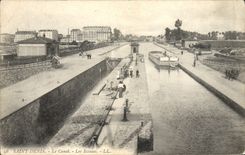 CPA Bateau Peniche Saint-Denis Le canal Les ecluses 