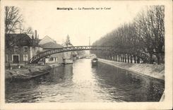 CPA Bateau Peniche Montargis La passerelle sur le canal