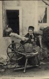CPA Folklore Vieille fileuese du Finistere 