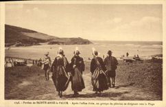 CPA Folklore Pardon de Sainte Anne la Palue Apres l'office divin un groupe de pelerins se dirigeant vers la plage 