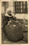 CPA Folklore Bretagne Vieille fileuse de Quimperle 