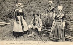 CPA Folklore Bretagne Anciens costumes bretons 