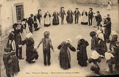 CPA Folklore Environs d'Auray Noce bretonne dansant la ridee