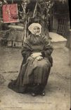 CPA Folklore Tabac Vieille femme de Guingamp fumant sa pipe
