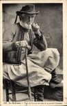 CPA Folklore Tabac Bretagne Type de fumeur au coin de sa grande cheminee