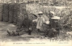 CPA Foret Folklore Sologne Chrbonnier et sa famille en foret TOP