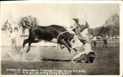 CPA Far West Cow Boy Indiens Charlie Johnson throw from Wild steer Taureau Rodeo