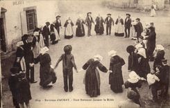 CPA Folklore Environs d4auray Noce bretonne dansant le ridee Mariage 