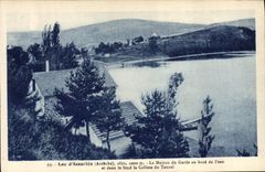 CPA Foret Lac d'Issarles La maison du garde au bord de l'eau et dans le fond la colline du Tourel