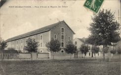 CPA Pont de Beauvoisin Place d'armes et magasin des tabacs 