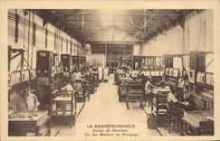 CPA La radiotechnique Usines de Suresnes Un des ateliers de pompage