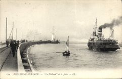 VINTAGE POSTCARD Boulogne Boat on sea Holland and the pier