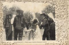 CPA Folklore Hennebont Nouveaux maries dansant Laride 