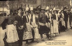 CPA Folklore Fete des drapeaux Bretons Costumes de Ploare et Pont L'Abbe
