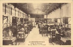 CPA La Radiotechnique Usines de Suresnes Un des ateliers de pompage 