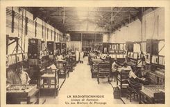 CPA La Radiotechnique Usines de Suresnes Un des ateliers de pompage 