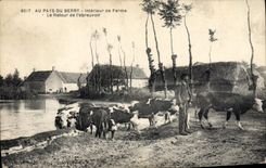 CPA Folklore Au pays du Berry Interieur de ferme Le retour de l'abreuvoir Vaches 