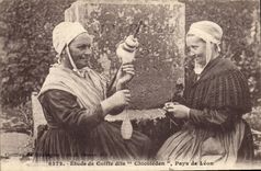 CPA Folklore Etude de coiffe dite Chicoleden Pays de Leon 