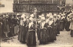 CPA Folklore Plougastel Daoulas La procession Les femmes mariees portent la veneree Sainte Anne 