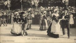 CPA Folklore Le bal de la Gavotte bretonne 
