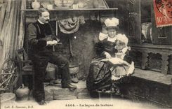 CPA Folklore Femme La lecon de lecture 