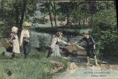 CPA Folklore Enfants Passage difficile 