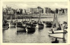 CPA Bateau Peche Quiberon Port Maria et la plage