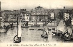 CPA Bateau Peche Le Havre L'anse des pilotes Le musee et la rue de Paris 