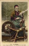 CPA Folklore Bretagne Vieille fileuse bretonne Sa quenouille et son rouet 