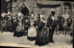 CPA Folklore Noce bretonne au pays de Cornouailles Sortie de l'eglise