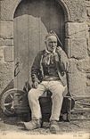 CPA Folklore Vieillard de Plougastel Finistere 