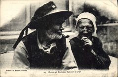 CPA Folklore Breton et bretonne fumant la pipe