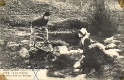 CPA Folklore A la source La jolie fille du village