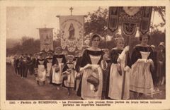 CPA Folklore Pardon de Rumengol La procession Les jeunes filles parees de leurs belles toilettes