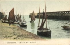 VINTAGE POSTCARD Bateau Fishes Treport the entry of the port has low tide