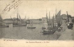 VINTAGE POSTCARD Bateau Fishes the port Sables d'Olonne