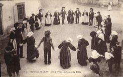 CPA Folklore Environs d'Auray Noce bretonne dansant la ridee Mariage 