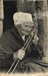 CPA Folklore Bretagne Femme allumant sa pipe Tabac TOP