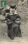 CPA Folklore Vieille femme des environs d'Auray 